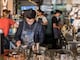 ¿El sueldo mínimo debe alcanzar para pagar las cuentas? Trabajadores de un café discuten sobre su salario y provocan un debate nacional