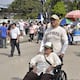 Bajo el sol y con devoción: Osvaldo Mora empuja la silla de ruedas de su madre, de 80 años, en la procesión del norte