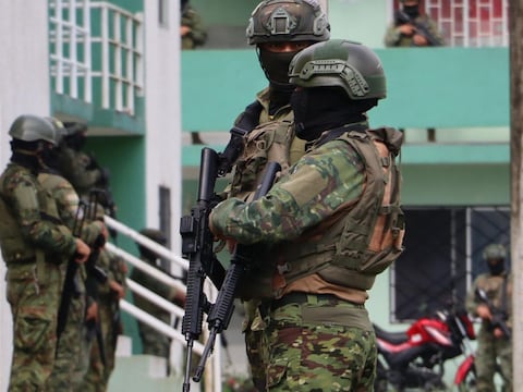 Fuerzas Armadas incursionan en viviendas estatales que serían usadas por Los Choneros, en Los Ríos