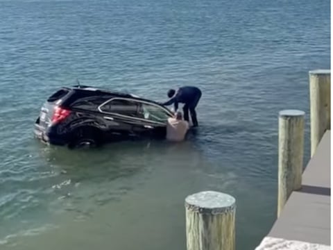 El heroico rescate de un veterano de la Marina de Estados Unidos para sacar a una mujer mientras el vehículo se hunde en el agua