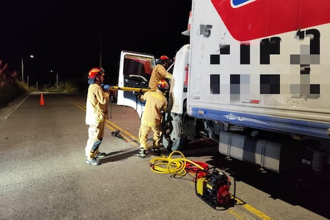 Una persona herida en choque entre dos camiones en Azuay