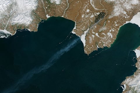 Fuego en el hielo: satélites de la NASA revelan incendios forestales activos que arden en paisajes nevados del Polo Norte