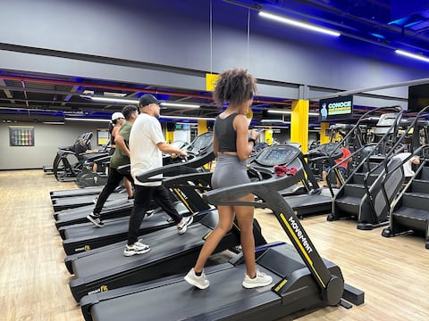 “Llego a casa y por las mismas salgo al gym”: usuarios ajustan horarios de sus rutinas de entrenamiento por el toque de queda