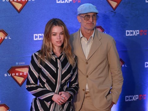 Milly Alcock conquista México al presentar una proyección breve de ‘Supergirl’
