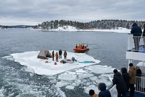 Turistas alemanes en el archipiélago de Estocolmo quisieron armar su propio sauna flotante: terminaron varados sobre un témpano de hielo