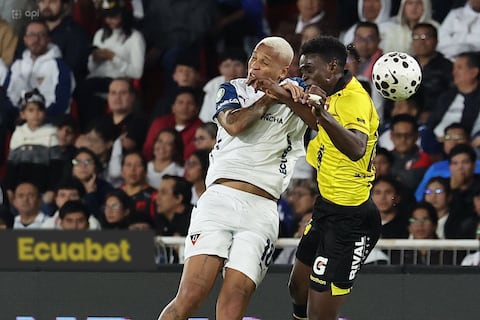 Audios VAR revelan por qué no fue penal la acción de Deyverson ante Barcelona SC