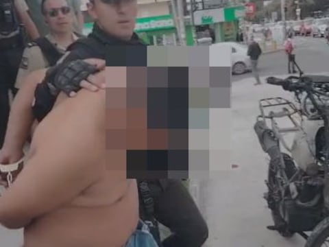 Ciudadanos arremeten contra presuntos antisociales y queman su moto en Quito