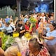 Ajetreo y alta demanda en el Mercado de las Flores por el Día de la Madre: llegan compradores de varios cantones