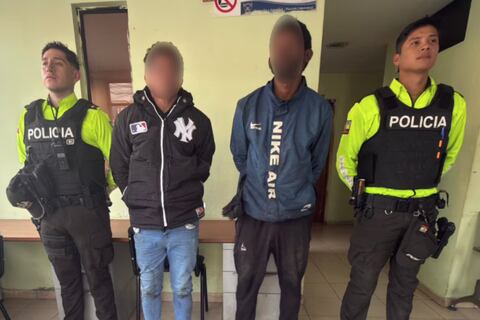 Dos hombres capturados por robo de cables en una alcantarilla en Quito