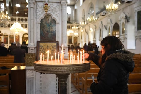 Cristianos se manifiestan en Damasco por quema de un árbol de Navidad