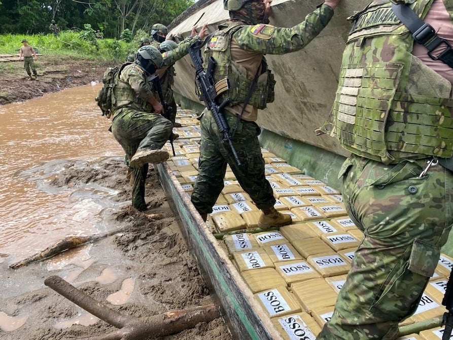 Militares interceptan embarcación y hallan 1.684 bloques de droga en doble fondo