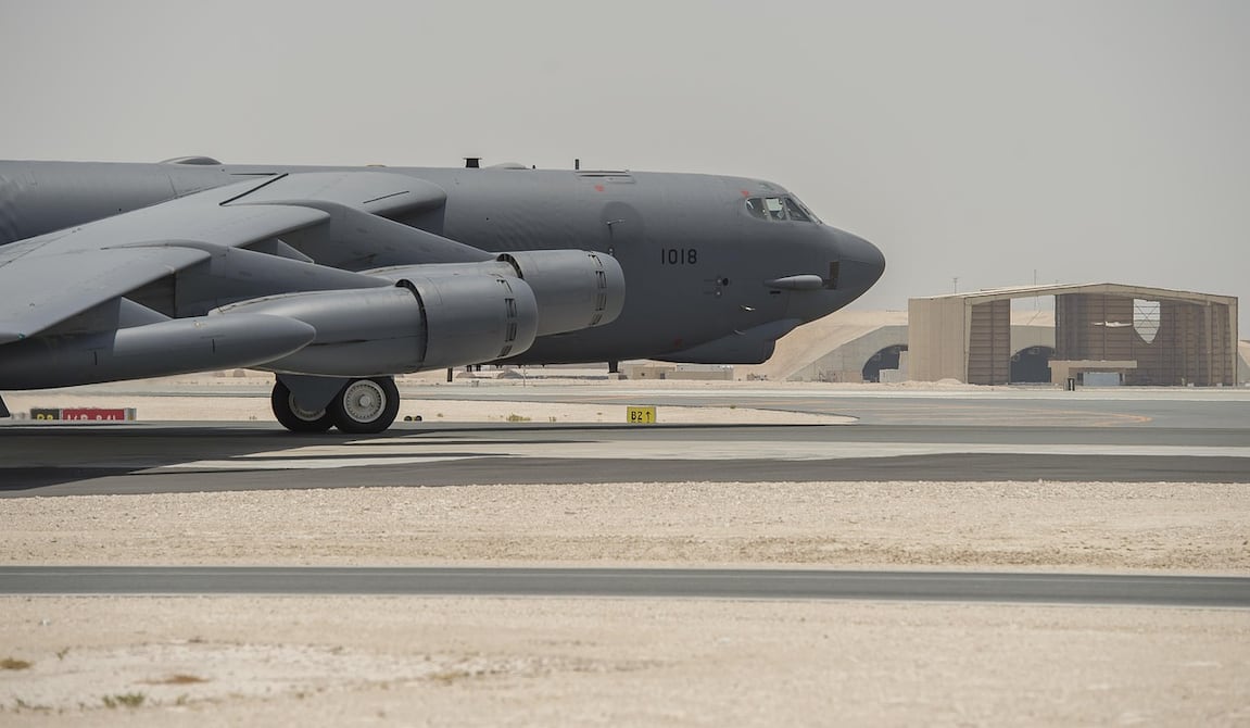 Un avión de línea evita por poco un choque con un bombardero B-52 en EE. UU.