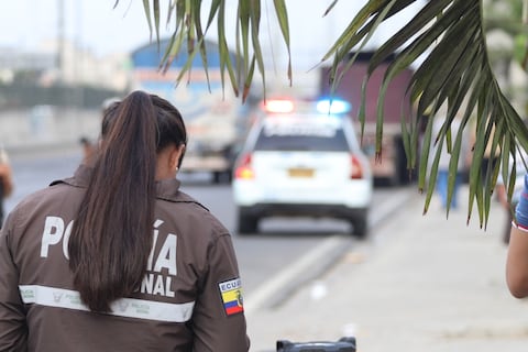 Dos menores heridos luego de enfrentarse a balas con policías en la isla Trinitaria, en Guayaquil