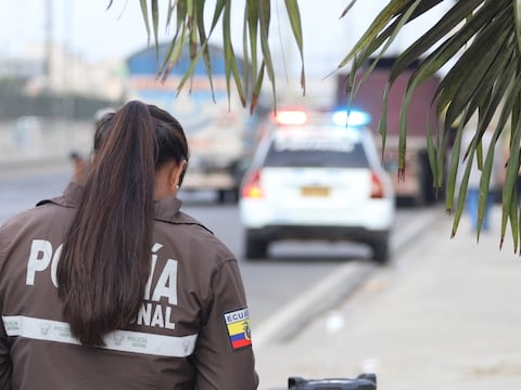Dos menores heridos luego de enfrentarse a balas con policías en la isla Trinitaria, en Guayaquil
