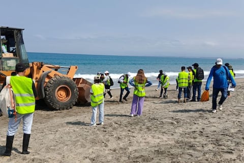 Equipos realizan limpieza de playa de San Pablo tras presunto derrame de hidrocarburos