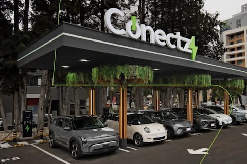 En Quito se abrió primera de 30 electrolineras de carga ultrarrápida que se proyectan hasta el 2027