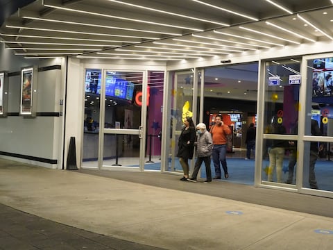 Cines de Quito se adaptan al toque de queda de las 23:00: usuarios acuden a funciones en horarios de la mañana y al finalizar la tarde