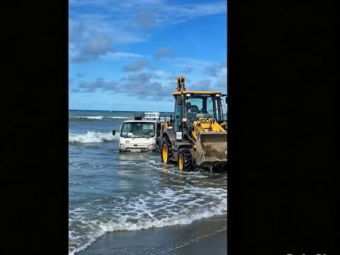 Carros quedaron varados por subida de la marea cerca de puente colapsado en el norte de Esmeraldas