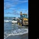 Carros quedaron varados por subida de la marea cerca de puente colapsado en el norte de Esmeraldas