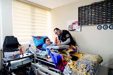 “Lloro con mi frente en sus piernas pidiendo a Dios misericordia”: la falta de medicinas acelera la pérdida de autonomía de Ariel, paciente con Duchenne