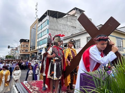 ‘Esta velita representa mi salud’: unas 3.000 personas participaron en el viacrucis de Viernes Santo en Machala