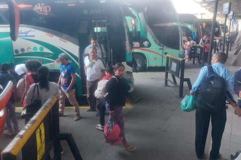 Familias retornan a Guayaquil luego de disfrutar de paseos en las playas y encuentros familiares durante el feriado extendido