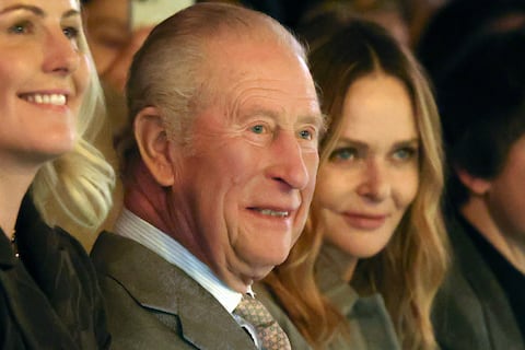 El rey Carlos III aparece en público en la London Fashion Week tras la detención del expríncipe Andrés