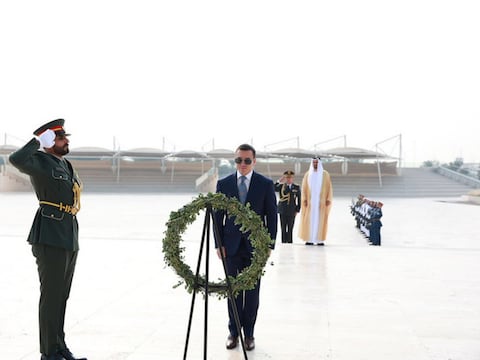 Presidente Daniel Noboa arranca visita oficial a Emiratos Árabes Unidos colocando una ofrenda floral