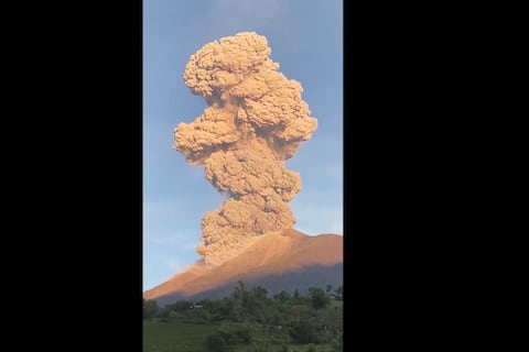 Volcán en Filipinas lanza enorme columna de ceniza al aire