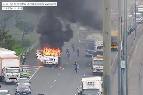 Incendio vehicular se reporta en tramo de la vía Perimetral