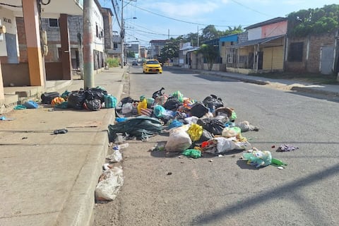 ‘Hay que declarar emergencia’: Barrios de Manta cierran calles con basura ante crisis que lleva ya 8 días