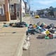 ‘Hay que declarar emergencia’: Barrios de Manta cierran calles con basura ante crisis que lleva ya 8 días