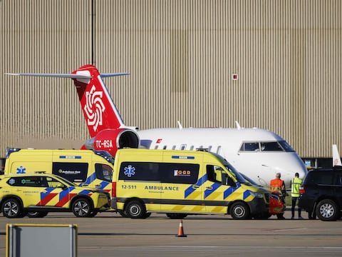 Azafata hospitalizada en Amsterdam dispara a nueve los posibles contagios de hantavirus