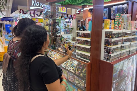 Los minirregalos y el ‘elefante blanco’: la tendencia de los intercambios navideños que mueve el comercio en el centro de Guayaquil