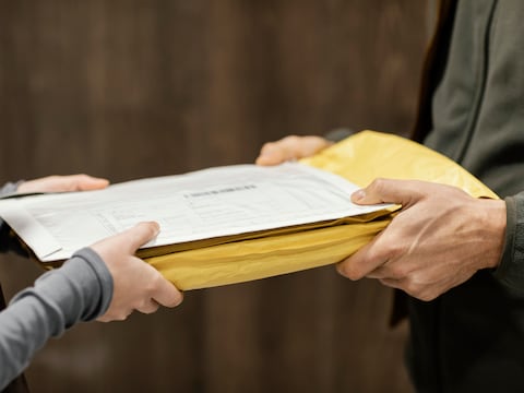 Fuertes revelaciones: general del ejército de Estados Unidos responsable de coordinar el apoyo a Ucrania deja mapas clasificados en un tren en Polonia