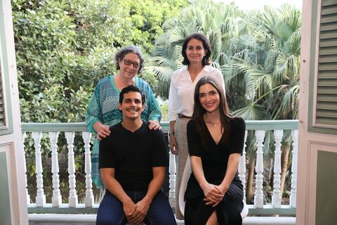 Se suben los telones para mostrar a Medardo Ángel desde la intimidad de su casa