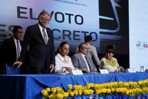 Comisión revisa las carpetas de 20 catedráticos que harán el examen escrito y práctico para los aspirantes a ser vocal del Consejo Nacional Electoral