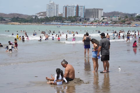 ‘Clima espectacular, mis hijas felices, aprovechando el feriado’: Playas acoge a guayaquileños y visitantes de otras provincias