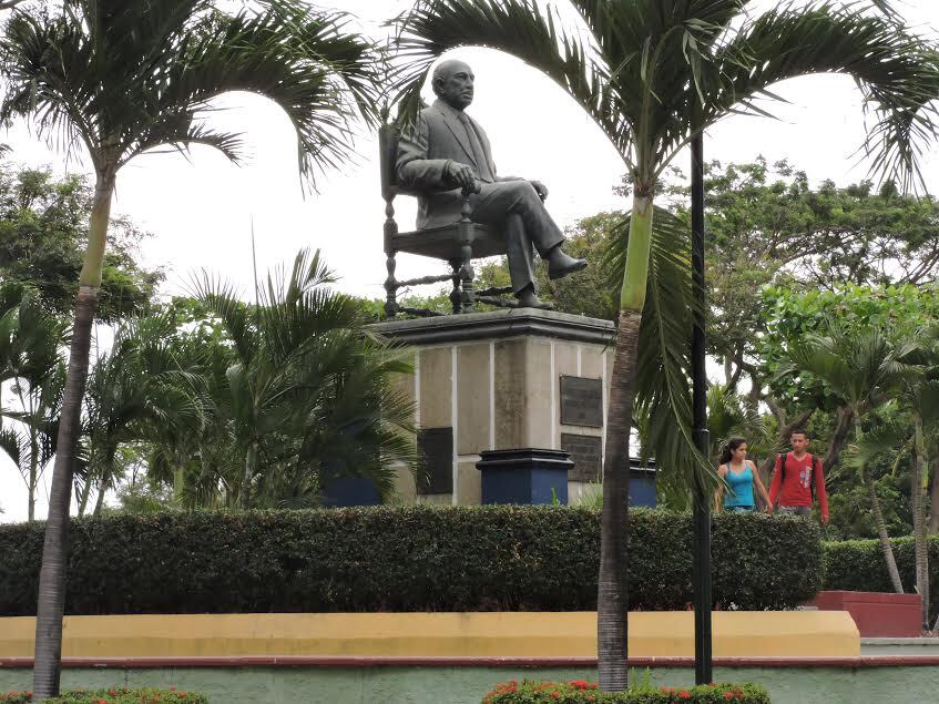 El monumento a Clemente Yerovi está en un parque del norte donde