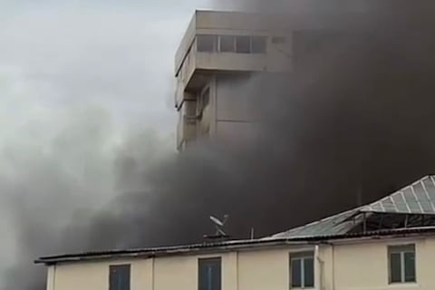 Parte de condominio colapsa mientras continúan labores por incendio en edificio del centro de Guayaquil