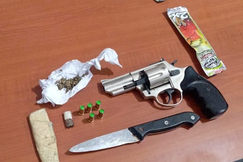 Hallan revólver, cuchillo y droga en la mochila de un estudiante de 16 años en Manta