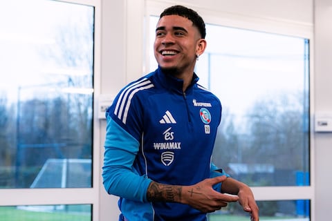 ‘Chelsea desea controlar mejor el desarrollo de uno de sus talentos más prometedores’, dice la prensa de Francia, sobre la posible salida de Kendry Páez del Racing de Estrasburgo