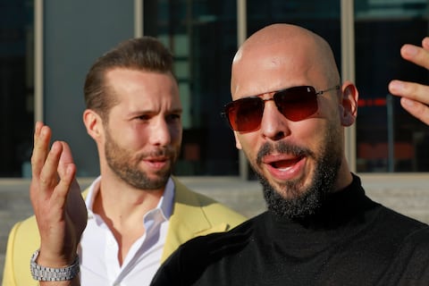 Andrew Tate y su hermano podrán salir del arresto domiciliario en Bucarest