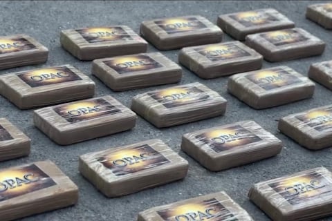 Policía decomisa 190 paquetes de droga ocultos en una camioneta en Durán