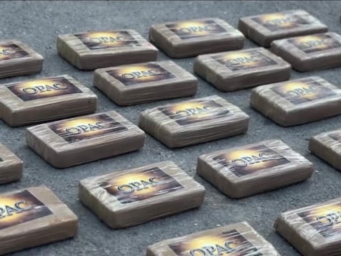 Decomisan 190 paquetes de droga ocultos en una camioneta en Durán