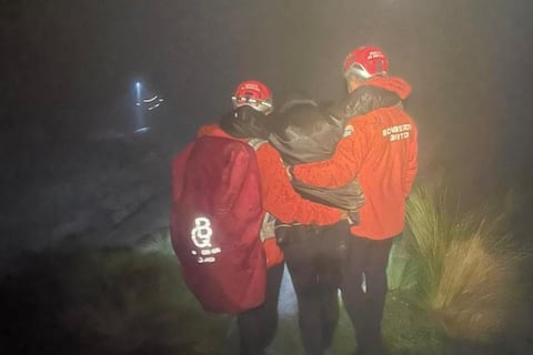 Bajo lluvia y en medio de la niebla rescatan a seis personas del Rucu Pichincha