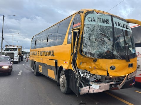 Choque de bus escolar y bus intercantonal genera intenso tráfico en la vía a Daule