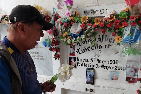 ‘Me pidió que no lo olvidemos, fue un gran padre y hoy vine a cantarle’: guayaquileños visitan cementerios por el Día de los Difuntos