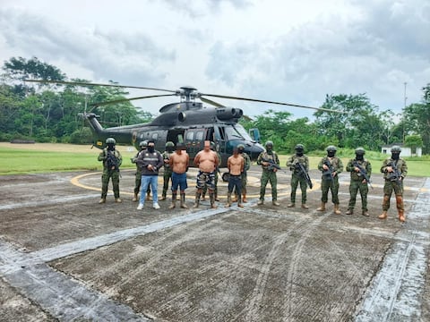 Fuerzas Armadas detienen a tres personas e inhabilitan maquinaria en operativo contra minería ilegal en Alto Punino