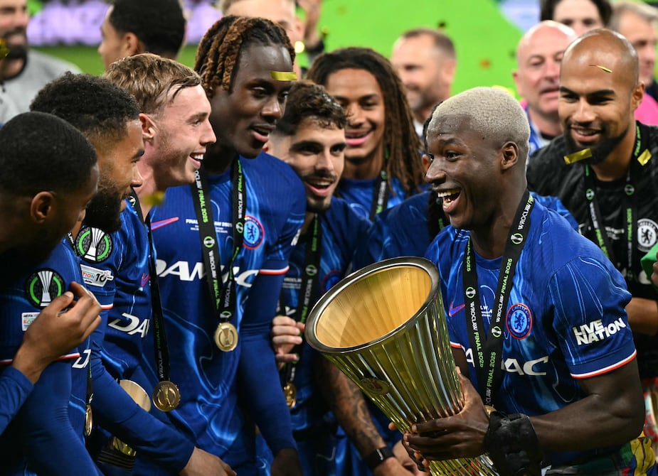 Moisés Caicedo y el efusivo recibimiento en la concentración de la selección de Ecuador en Guayaquil tras obtener título con el Chelsea
